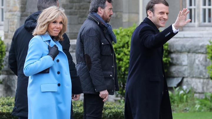 Brigitte et Emmanuel Macron arrivent au bureau de vote au Touquet lors du 1er tour des municipales, le 15 mars 2020.