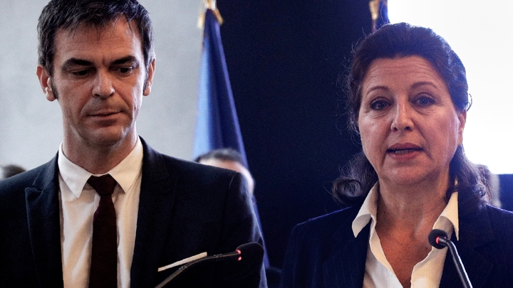 Agnès Buzyn et son successeur Olivier Véran, lors de la passation de pouvoirs au ministère de la Santé le 17 février 2020
