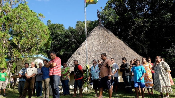 Emmanuel Tjibaou (en rouge) et des membres de la tribu de Tiendanite, en avril 2016, avant une cérémonie à l'occasion de la venue de Manuel Valls
