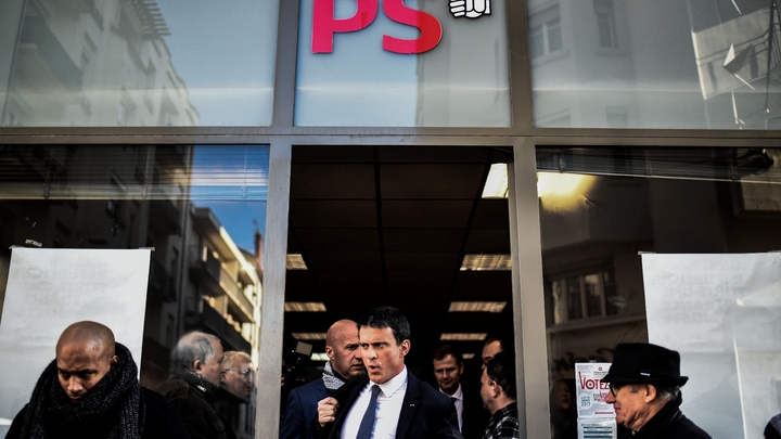 Manuel Valls à la sortie du siège du PS le 17 janvier 2017 à Villeurbanne
