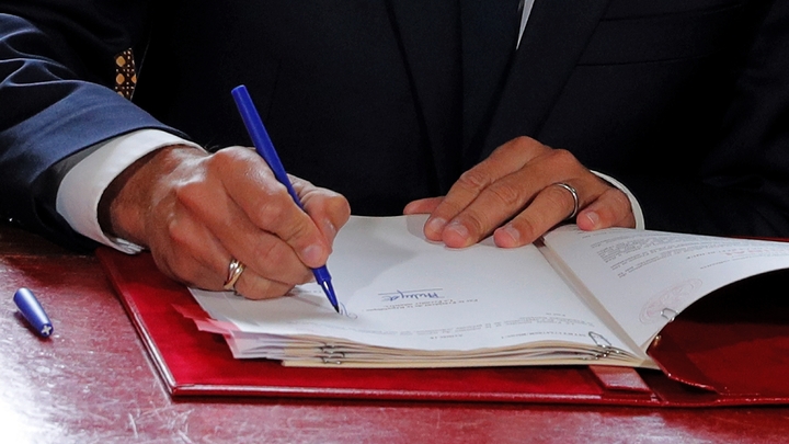 La signature des ordonnances  destinée à réformer le code du Travail, par Emmanuel Macron à l'Élysée, le 22 septembre 2017