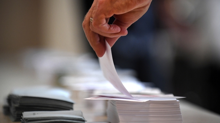Un électeur prend un bulletin dans un bureau de vote de Carhaix-Plouguer dans le Finistère, en Bretagne, le 11 juin 2017