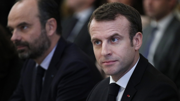 Le président Emmanuel Macron (d) et le Premier ministre Edouard Philippe à l'Elysée à Paris le 10 décembre 2018