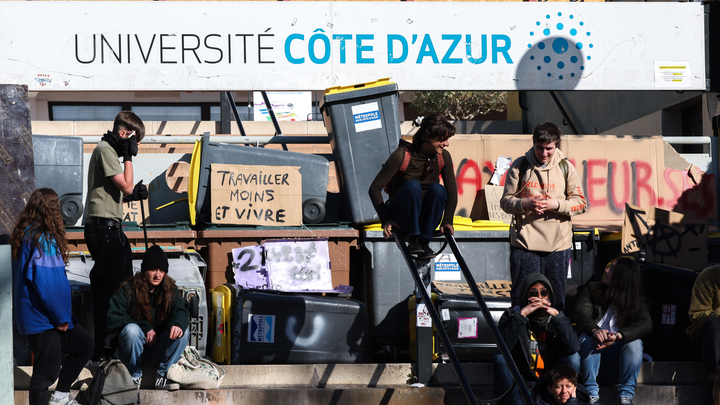 Blocage de la faculte de Nice par des etudiants Blocage de la faculte de Nice par des etudiants