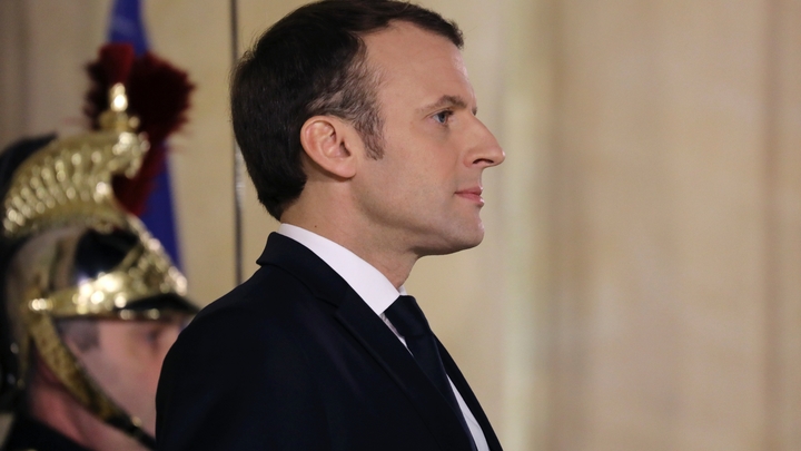 Emmanuel Macron attend l'arrivée de son homologue argentin Mauricio Macri, à l'Elysée, le 26 janvier 2018 
