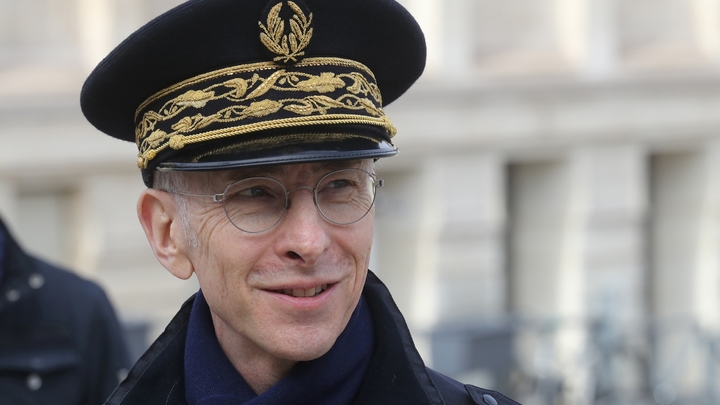 Le préfet de police Didier Lallement en visite aux forces de police contrôlant l'accès à la Gare de Lyon à Paris, le 3 avril 2020.