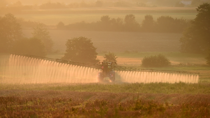 Une agriculteur épand du "Roundup 720" de Monsanto (Bayer), herbicide au glyphosate, le 16 septembre 2019 à Saint-Germain-sur-Sarthe (Sarthe)
