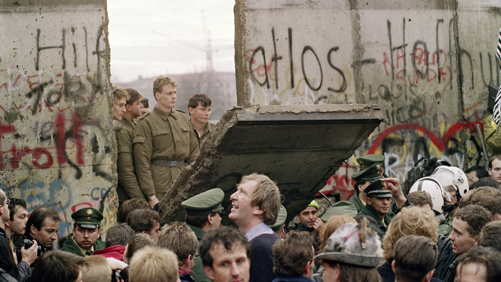  Une foule d'Allemands de l'ouest s'agglutine devant le le mur de Berlin, le 11 novembre 1989, deux jours après sa chute.