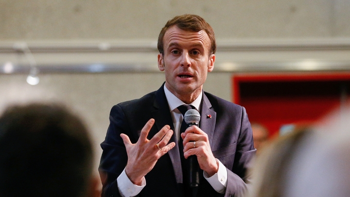 Le président Emmanuel Macron répond aux questions lors d'une rencontre avec des citoyens à  Bourg-de-Peage, le 24 janvier 2019