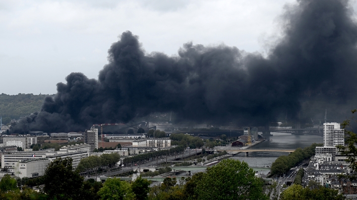 Une photo de l'incendie de l'usine chimique classée Seveso de Lubrizol, détruite par un incendie le 26 septembre 2019 à Rouen
