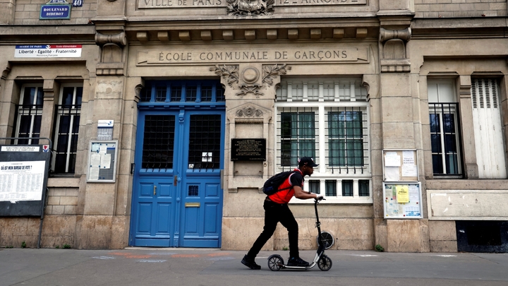 Une école élémentaire à Paris, fermée, le 24 avril 2020