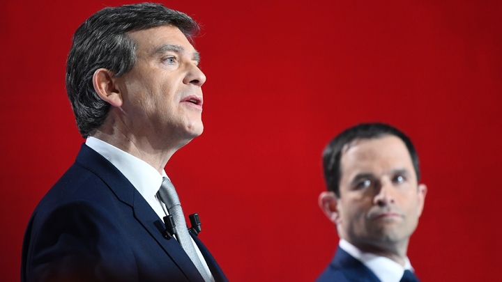 Les candidat à la primaire dy PS Arnaud Montebourg (g) et Benoît Hamon lors du deuxième débat télévisé, le 15 janvier 2017 