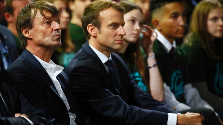 Le ministre de la Transition écologique Nicolas Hulot (G), assis au côté d'Emmanuel Macron, à Rungis, le 11 octobre 2017