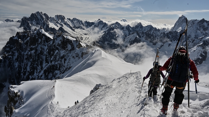 Des skieurs de randonnée sur le glacier de la "Vallée blanche", le 16 mai 2020 à Chamonix, lors du premier week-end post-confinement en France