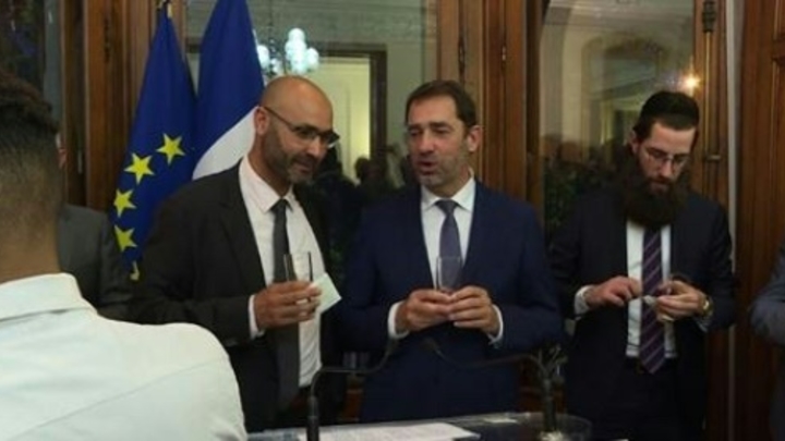 Capture d'image d'une vidéo de l'AFPTV du ministre de l'Intérieur Christophe Castaner rompant le jeune à côté d'Abdelhaq Nabaoui (g), président du conseil régional du culte musulman, le 29 mai 2019 à Strasbourg