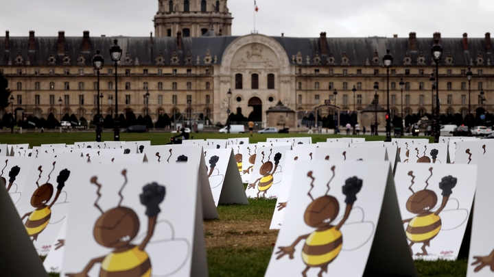 Manifestation pour protester contre les dérogations envisagées pour l'utilisation des néonicotinoïdes, le 23 septembre 2020 aux Invalides à Paris
