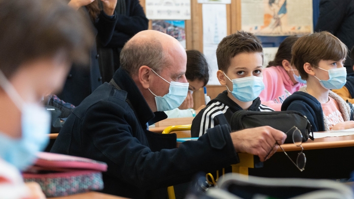 Paris: Blanquer visits Arbalete elementary school to attend a mathematics class 