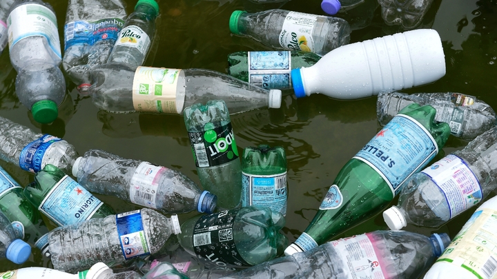 Des bouteilles plastique dans une fontaine à Nantes, le 28 août 2019, au cours d'une manifestation en faveur de la défense de l'environnement
