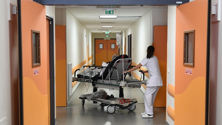 "L'hôpital souffre d'une crise de sens, il a subi beaucoup de réformes depuis 15 ans, dont une réforme de la tarification qui a poussé à faire de plus en plus d'activité" juge Agnès Buzyn