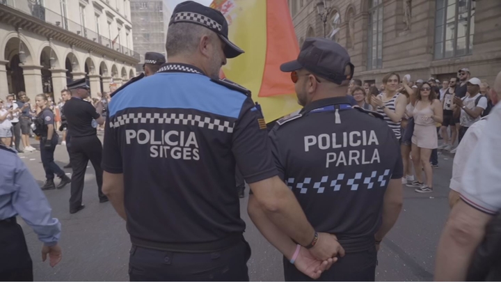 Un coupe de policiers se tient la main à la gay pride en 2017, à Paris