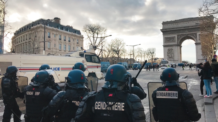 Des gendarmes sur les Champs Elysées