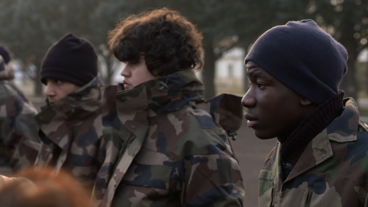 Jeunes en treillis