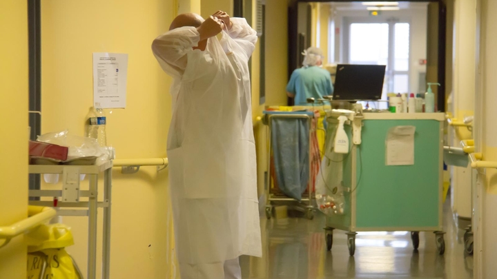 Médecins et soignants du centre hospitalier de Roubaix sur le pont pour lutter contre la pandémie