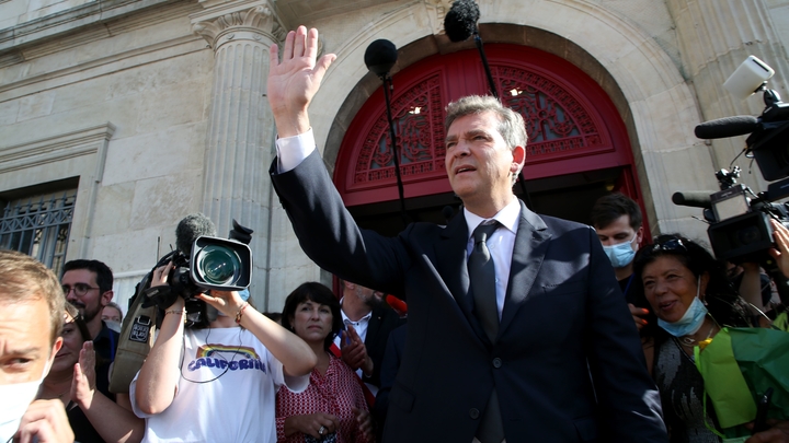 Clamecy Arnaud Montebourg walking around the streets of Clamecy