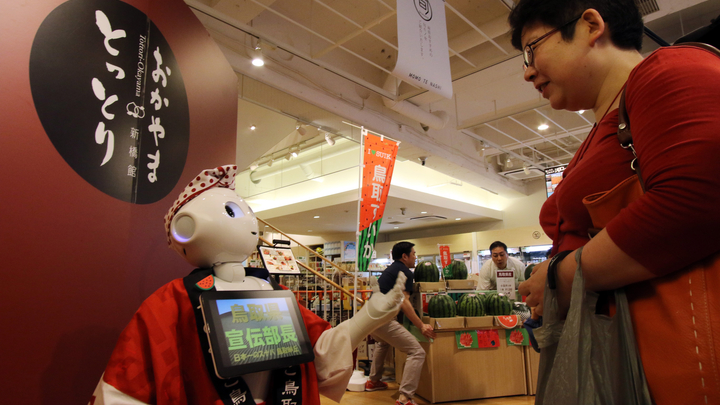 Au Japon, les robots conseillent les clients de magasins 