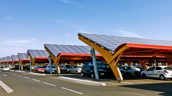 L’obligation de pose de panneaux photovoltaïques sur les grands parkings extérieurs adoptée au Sénat