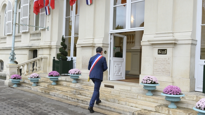 Epernay : Illustration d’un maire et son echarpe tricolore