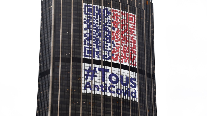 Le logo #TousAntiCovid sur la tour Montparnasse
