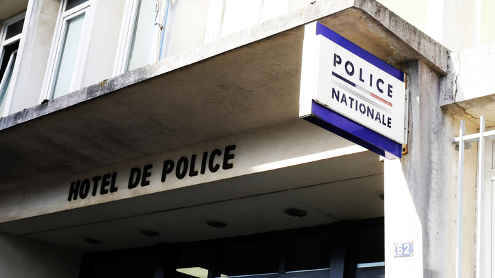 Illustration: police hotel de police.