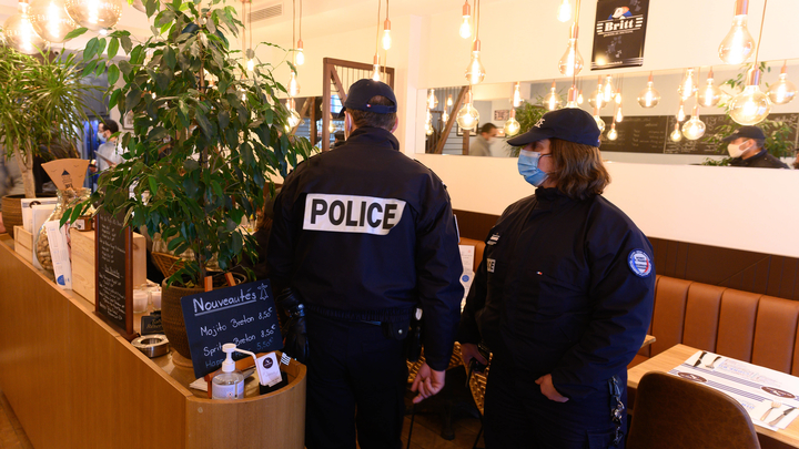 Paris: Health pass control by the police in a restaurant