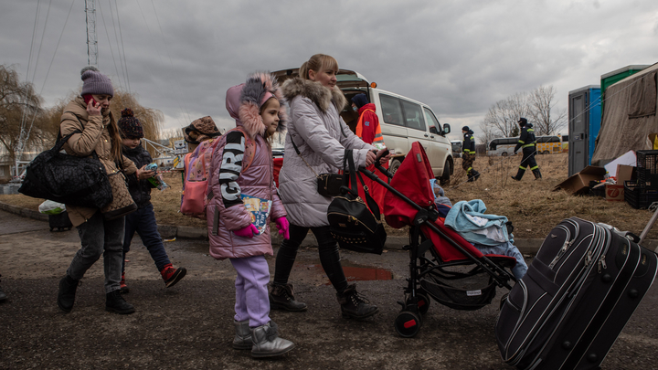 FRONTIERE UKRAINE : LES REFUGIES ARRIVENT EN MASSE