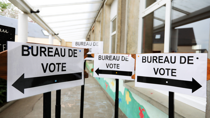 Election presidentielle 2022: preparation d un bureau de vote.