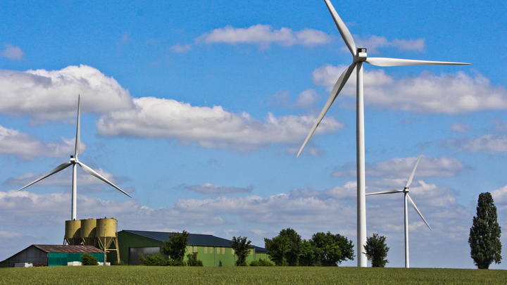 Eoliennes et batiment agricole   Sarthe
