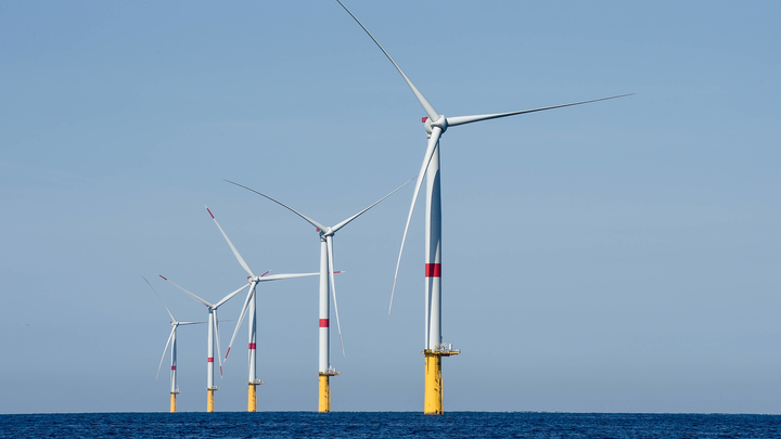 SAINT-NAZAIRE  : E.Macron visits a offshore wind park.