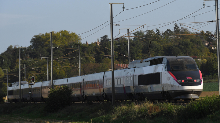 un train a grande vitesse TGV Euro inOui