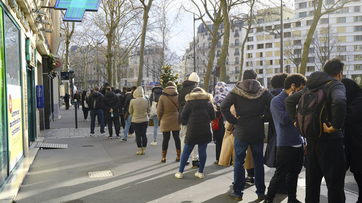 Atmosphere in Paris during the COVID-19 Pandemic - 12/30/21