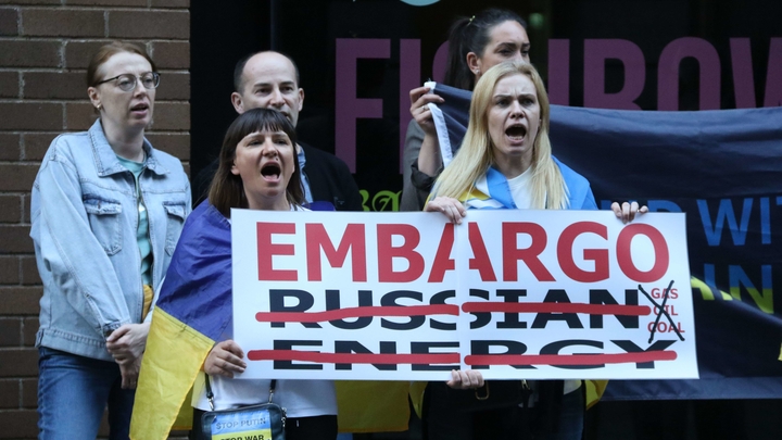 Ukrainians protest at Hungarian Consulate, Hungarian Consulate, 309 Kent Street, Sydney, NSW, Australia - 05 May 2022