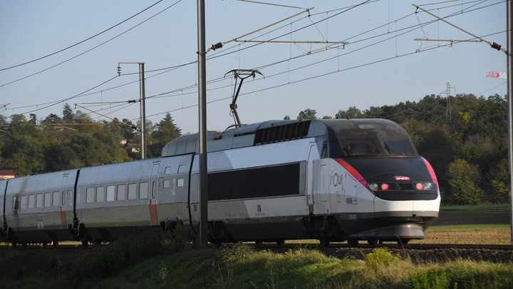 un train a grande vitesse TGV Euro inOui