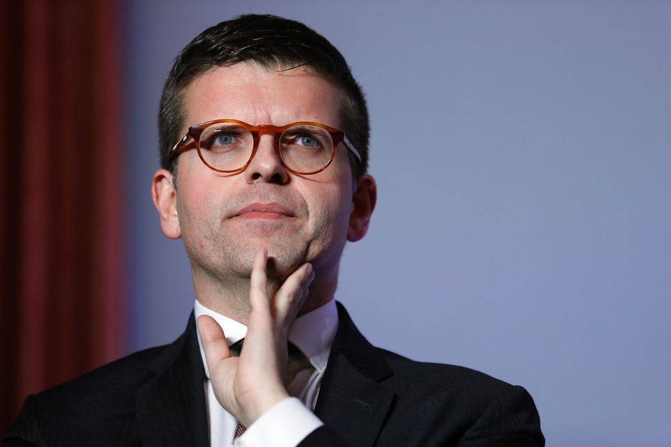 Le sénateur-maire d'Alfortville, Luc Carvounas, candidat PS aux législatives dans le Val-de-Marne, le 21 novembre 2016 à Alfortville.