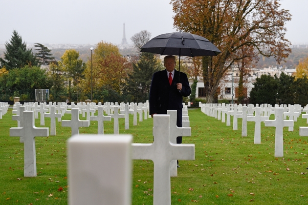 Le président Donald Trump rend hommage aux soldats américains morts lors de la Première Guerre mondiale, au cimetière américain de Suresnes, près de Paris, le 11 novembre 2018  