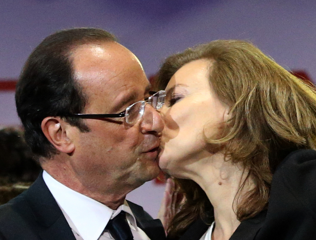 Valérie Trierweiler obtient un baiser à contrecoeur de hollande