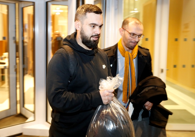 Eric Drouet, accompagné de son avocat, sort de sa garde à vue le 23 décembre 2018, après son interpellation lors d'une manifestation de 