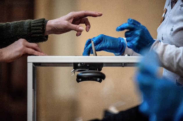 Dans un bureau de vote à Lyon, le 15 mars 2020