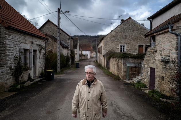 Le maire de Baubigny  Patrick Manière dans les rues de son village (centre de la France), le 4 mars  2020