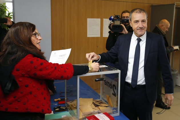 Jean Guy Talamoni (c) du parti Corse Libre vote pour élire une collectivité territoriale à Bastia, le 3 décembre 2017