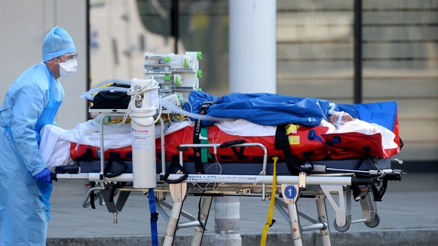 Un malade du Covid-19 arrive à Angers après un transfert par TGV médicalisé depuis l'est de la France le 26 mars 2020